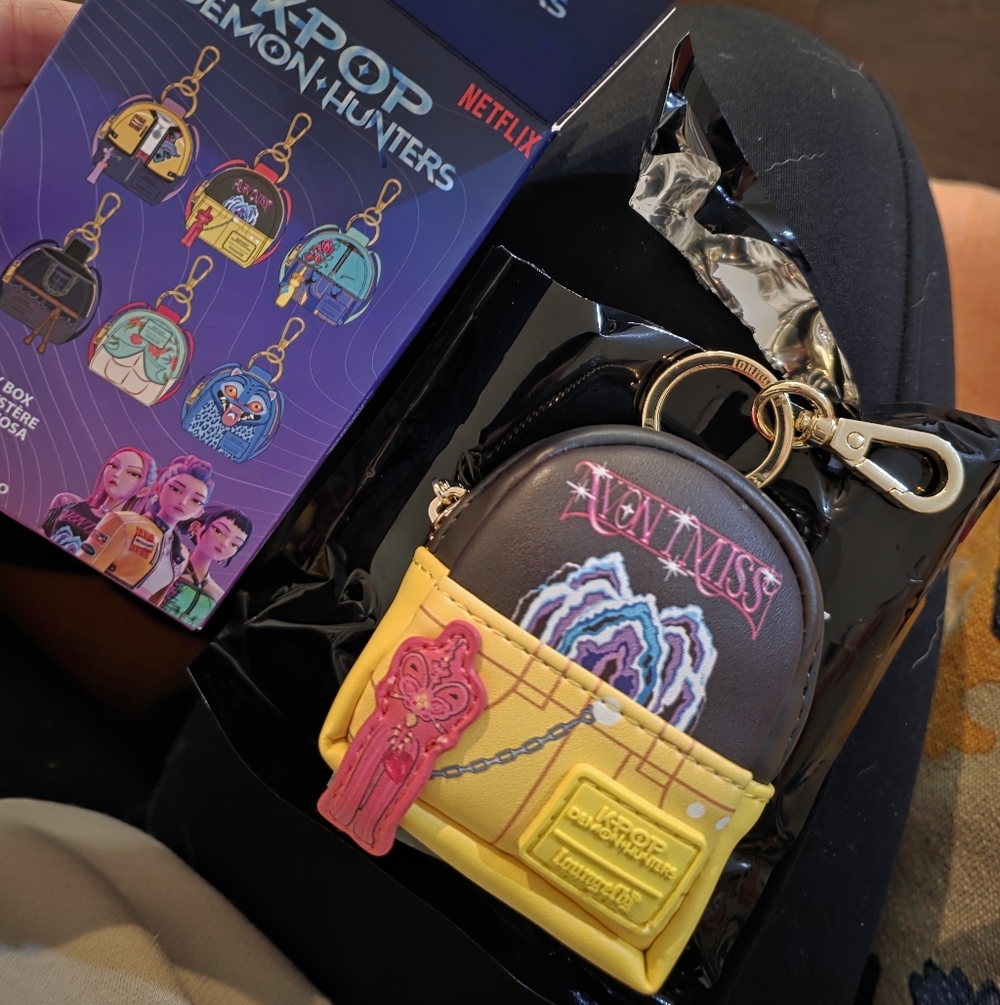 K-Pop Demon Hunters Mini Backpack Keychain - Black & Yellow